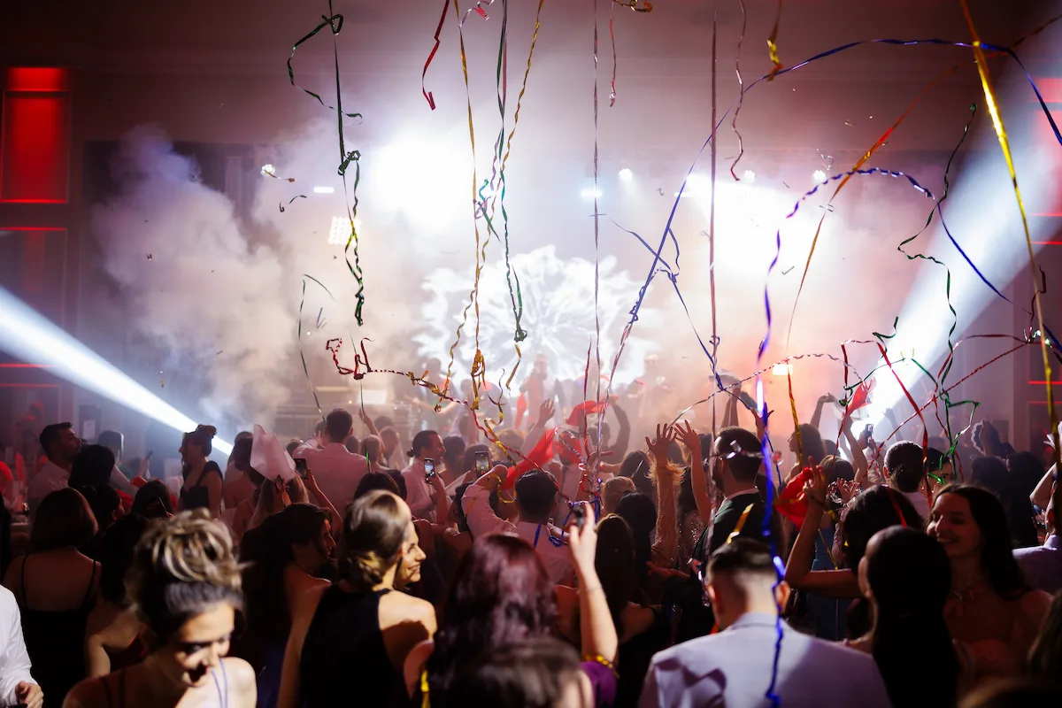 Streamers și lumini — festival vibe